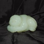 Antiker liegender Knabe in Jade
